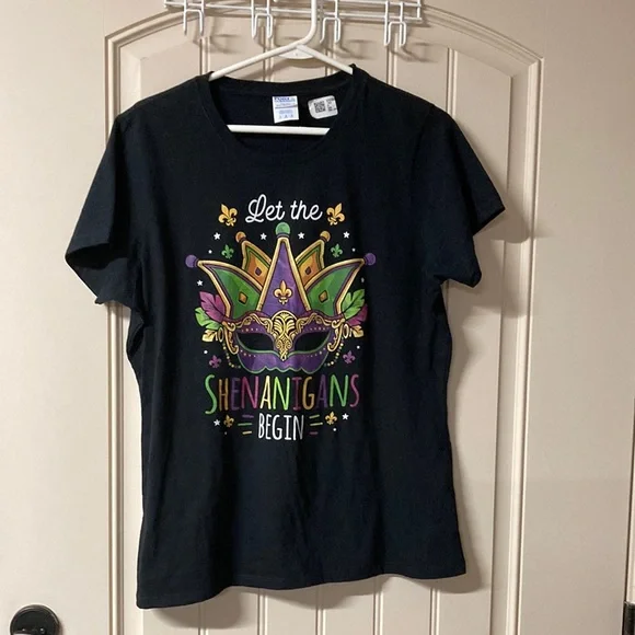 NWOT PORT & COMPANY Ring Spun Fan Favorite Graphic Let The Shenanigans Begin SzL - Picture 1 of 5